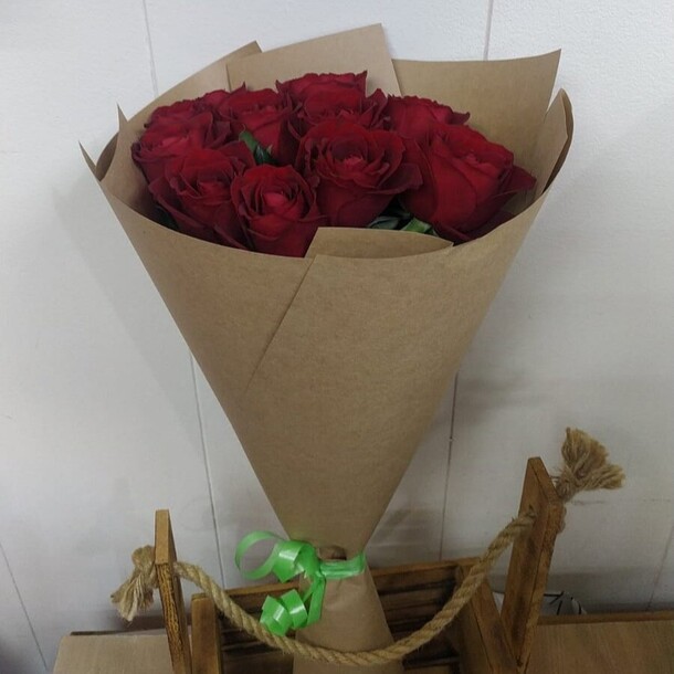 Красные розы в крафта, артикул F1339334 - 5909 рублей, доставка по городу. Flawery - доставка цветов
