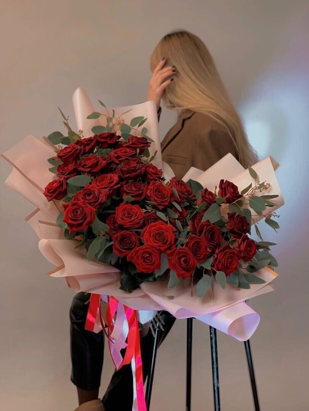 Розы с зеленью в стильной упаковке, артикул F1344665 - 20570 рублей, доставка по городу. Flawery - доставка цветов