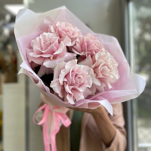 Букет комплимент из 5 роз, артикул F1348123 - 2338 рублей, доставка по городу. Flawery - доставка цветов