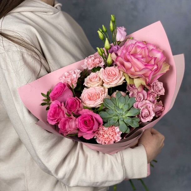 Яркий букет с суккулентом ипист розами, артикул F1349942 - 6840 рублей, доставка по городу. Flawery - доставка цветов