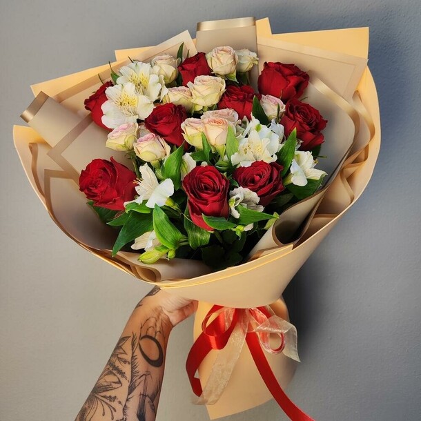 Розы с альстромерией, артикул F1349944 - 7536 рублей, доставка по городу. Flawery - доставка цветов