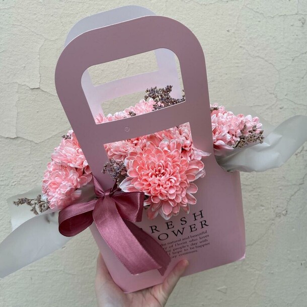 Коралловые хризантемы в сумочке, артикул F1349954 - 3461 рублей, доставка по городу. Flawery - доставка цветов