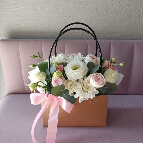 Коробка с эустомой и кустовой розой, артикул F1349988 - 3876 рублей, доставка по городу. Flawery - доставка цветов