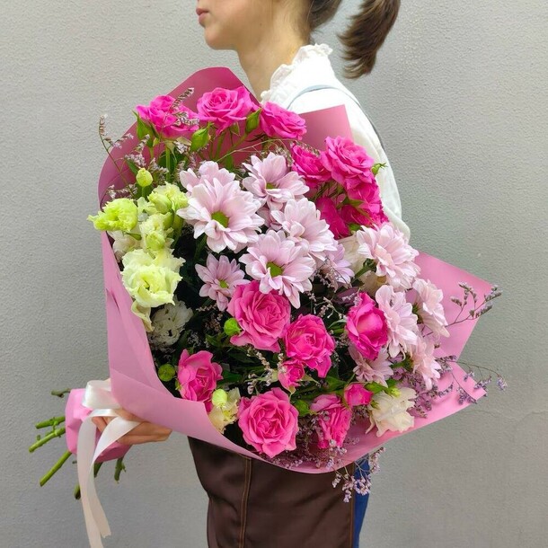 Авторский яркий букет с розами, хризантемами и эустомой, артикул F1350016 - 5231 рублей, доставка по городу. Flawery - доставка цветов