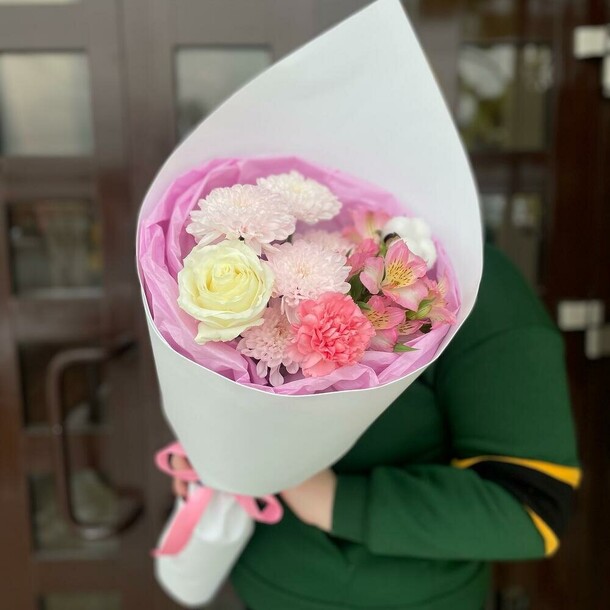 Букет комплимент, артикул F1350031 - 2153 рублей, доставка по городу. Flawery - доставка цветов