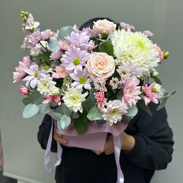 Хризантема с розами в коробке, артикул F1350035 - 7448 рублей, доставка по городу. Flawery - доставка цветов