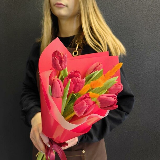 Яркий букет с тюльпаном и лагурусом, артикул F1391566 - 2712 рублей, доставка по городу. Flawery - доставка цветов