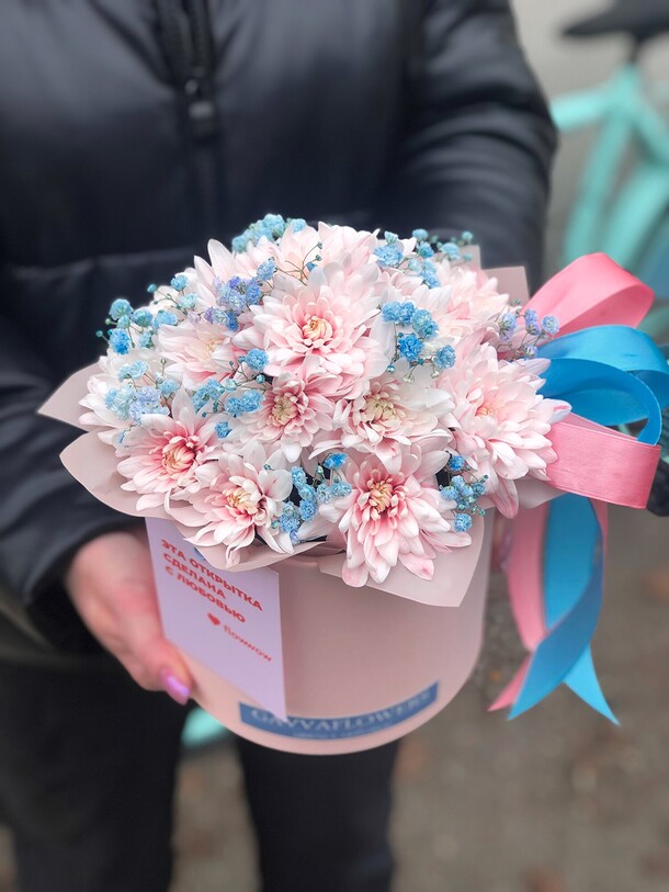 Нежно розовая хризантема и голубая гипсофила 🩵, артикул F1221543 - 3150 рублей, доставка по городу. Flawery - доставка цветов