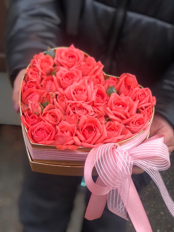 Композиция сердце из кустовых пионовидных роз 💕, артикул F1225345 - 3000 рублей, доставка по городу. Flawery - доставка цветов