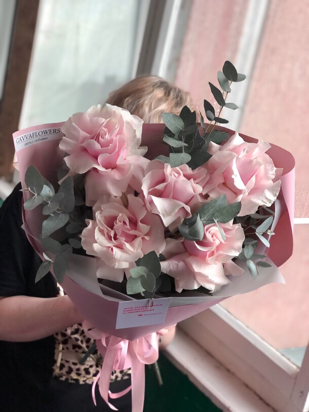 Букет французских роз пинк мондиаль 5 шт с эвкалиптом 🩵, артикул F1251129 - 2950 рублей, доставка по городу. Flawery - доставка цветов