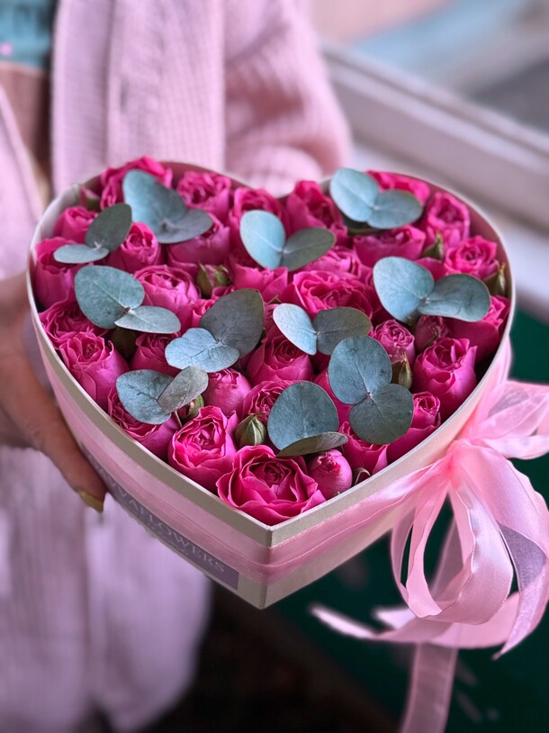 Кустовые пионовидные розы мисти баблс с ароматным эвкалиптом в сердце, артикул F1406753 - 3500 рублей, доставка по городу. Flawery - доставка цветов