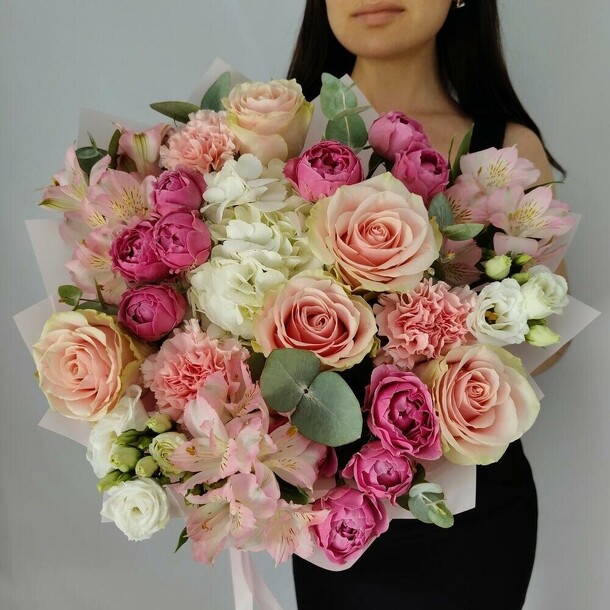 Букет из роз, кустовых пионовидных розочек, гортензии, альстромерии, эустомы и гвоздики с эвкалиптом, артикул F1443600 - 5950 рублей, доставка по городу. Flawery - доставка цветов