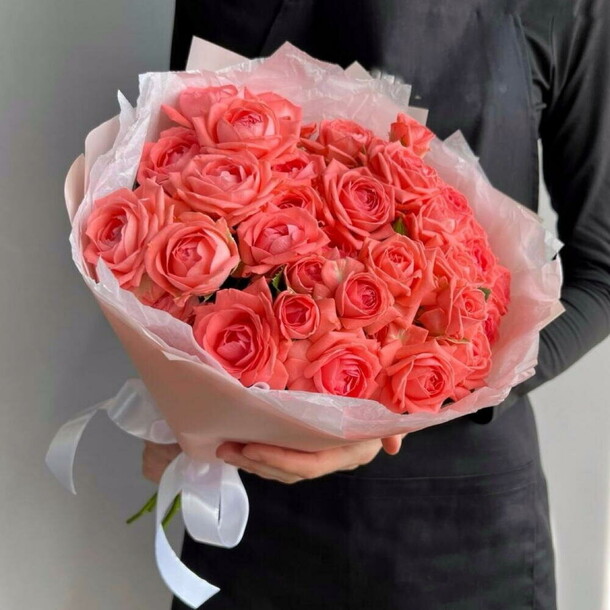 Букет пионовидные нежно-коралловые кустовые розы в воздушном оформлении 🤍, артикул F1484793 - 3550 рублей, доставка по городу. Flawery - доставка цветов