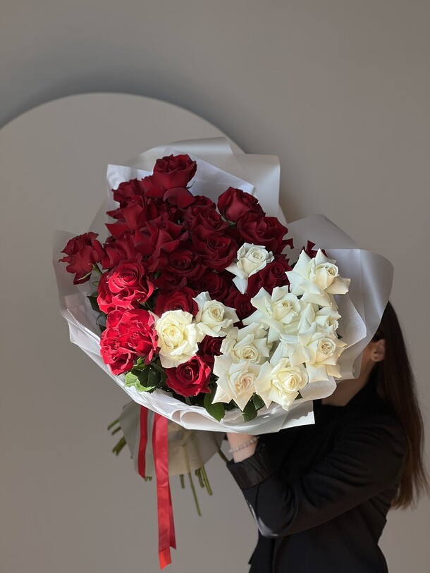 Дуо-букет из белой и красной высокой розы 43 штуки 🌹, артикул F1197123 - 19990 рублей, доставка по городу. Flawery - доставка цветов