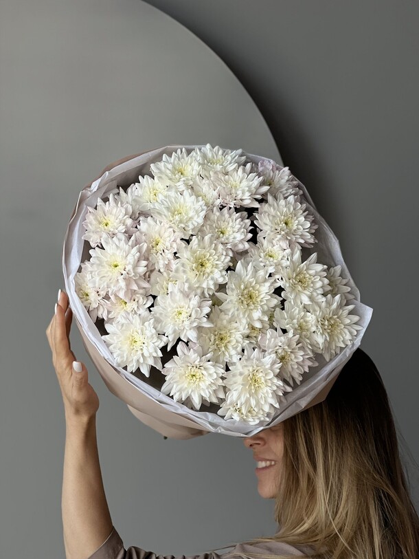 Монобукет из 7 кустовых хризантем, артикул F1199232 - 4000 рублей, доставка по городу. Flawery - доставка цветов