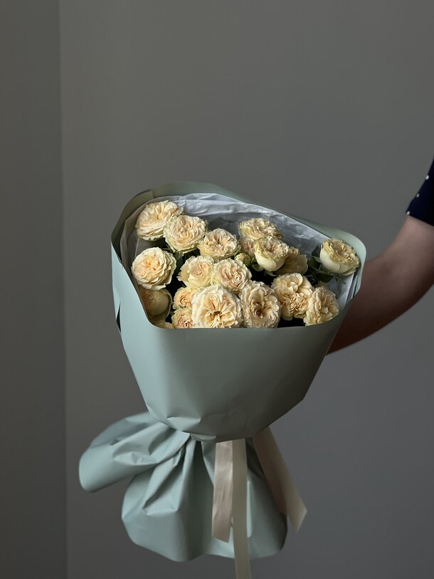 Монобукет из 5 кустовых роз, артикул F1203391 - 5093 рублей, доставка по городу. Flawery - доставка цветов