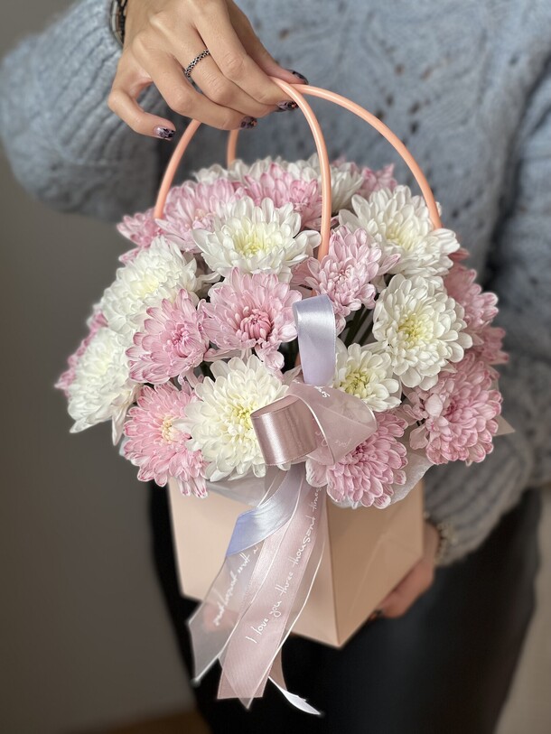 Композиция с кустовыми хризантемами, артикул F1217022 - 3400 рублей, доставка по городу. Flawery - доставка цветов