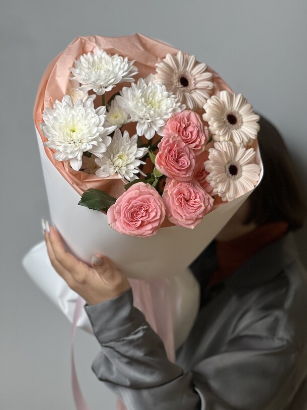 Букет комплимент, артикул F1241350 - 3300 рублей, доставка по городу. Flawery - доставка цветов