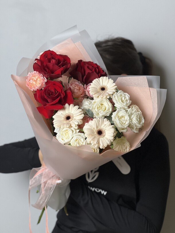 Авторский букет «романтика», артикул F1244308 - 4950 рублей, доставка по городу. Flawery - доставка цветов