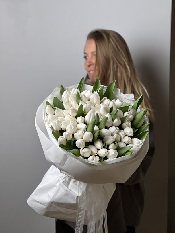 51 белоснежный тюльпан, артикул F1249264 - 17900 рублей, доставка по городу. Flawery - доставка цветов