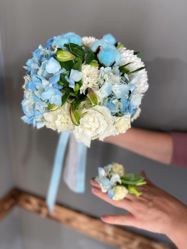 Свадебный букет бело-голубой, артикул F1198587 - 6950 рублей, доставка по городу. Flawery - доставка цветов