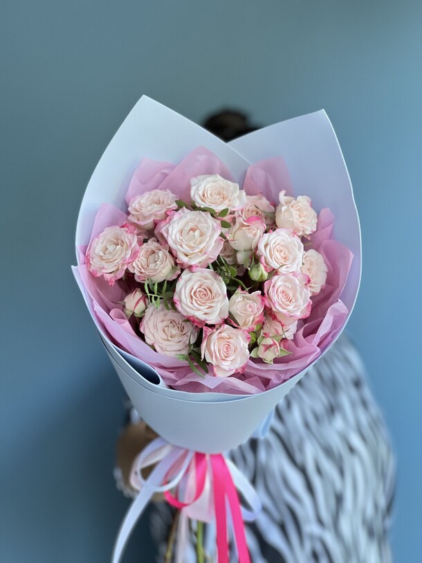 Комплимент кустовых роз, артикул F1212301 - 2450 рублей, доставка по городу. Flawery - доставка цветов