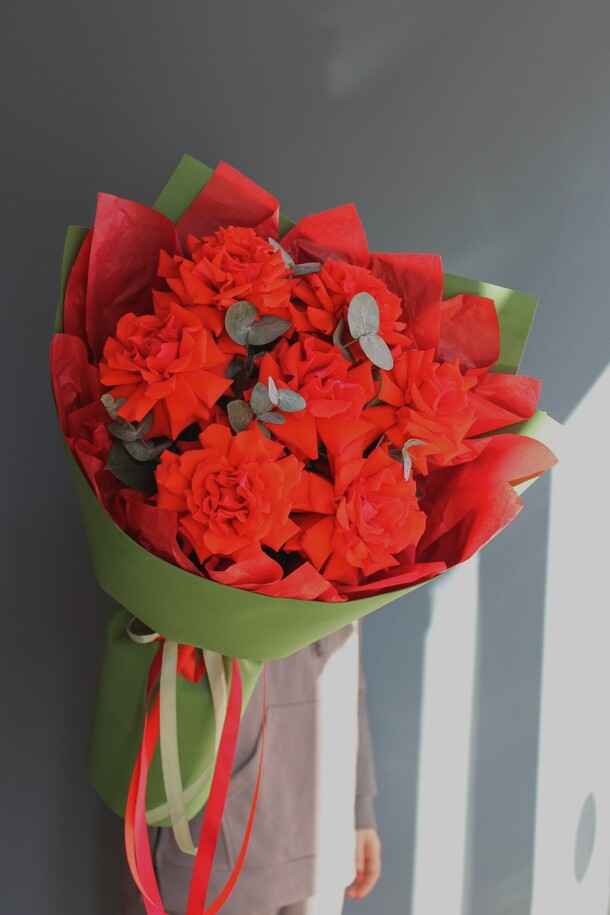 Ярко-красные вывернутые розы, артикул F1225633 - 6550 рублей, доставка по городу. Flawery - доставка цветов