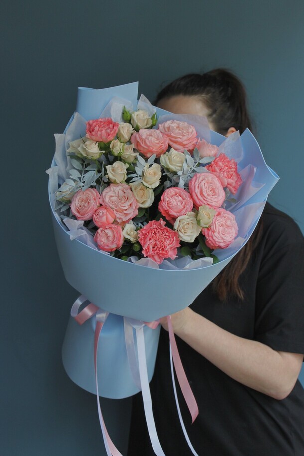 Розы пионовидные с диантусами, артикул F1273378 - 4550 рублей, доставка по городу. Flawery - доставка цветов