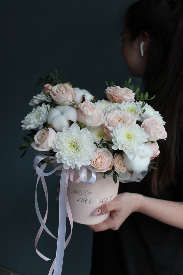 Коробка с цветами, артикул F1291089 - 3250 рублей, доставка по городу. Flawery - доставка цветов