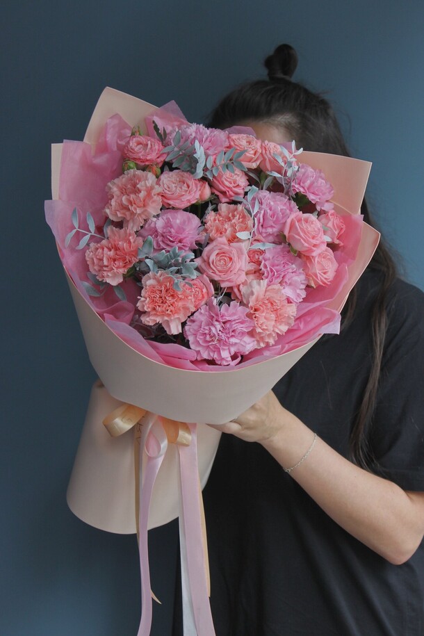 Диантусы и роза кустовая, артикул F1304817 - 5300 рублей, доставка по городу. Flawery - доставка цветов