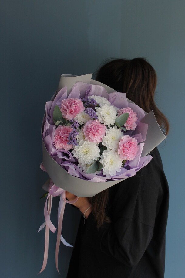 Хризантема и диантусы, артикул F1313176 - 3850 рублей, доставка по городу. Flawery - доставка цветов