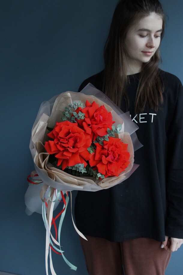 Яркие розы, артикул F1321093 - 2585 рублей, доставка по городу. Flawery - доставка цветов