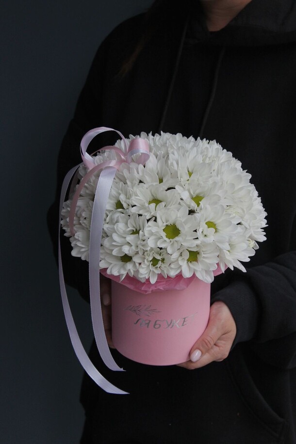 Коробка ромашек, артикул F1322385 - 3200 рублей, доставка по городу. Flawery - доставка цветов