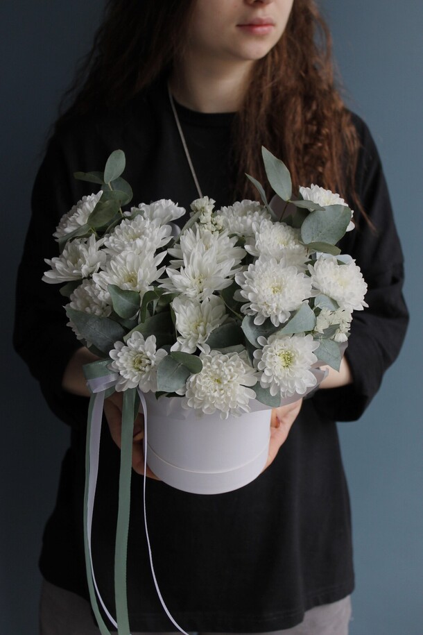 Коробка из хризантемы, артикул F1336768 - 3250 рублей, доставка по городу. Flawery - доставка цветов