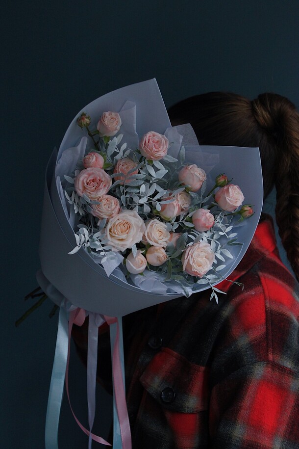 Пионовидные розы с белой фисташкой, артикул F1397933 - 2950 рублей, доставка по городу. Flawery - доставка цветов