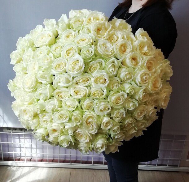 Роза аваланч, артикул F1067352 - 17636 рублей, доставка по городу. Flawery - доставка цветов