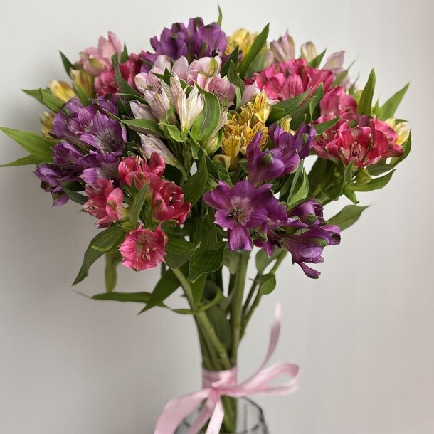 Альстромерия микс, артикул F1410884 - 4150 рублей, доставка по городу. Flawery - доставка цветов