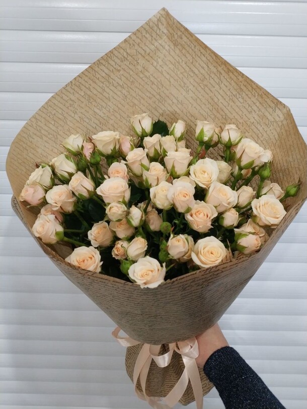 Кустовые розы, артикул F23228 - 6720 рублей, доставка по городу. Flawery - доставка цветов