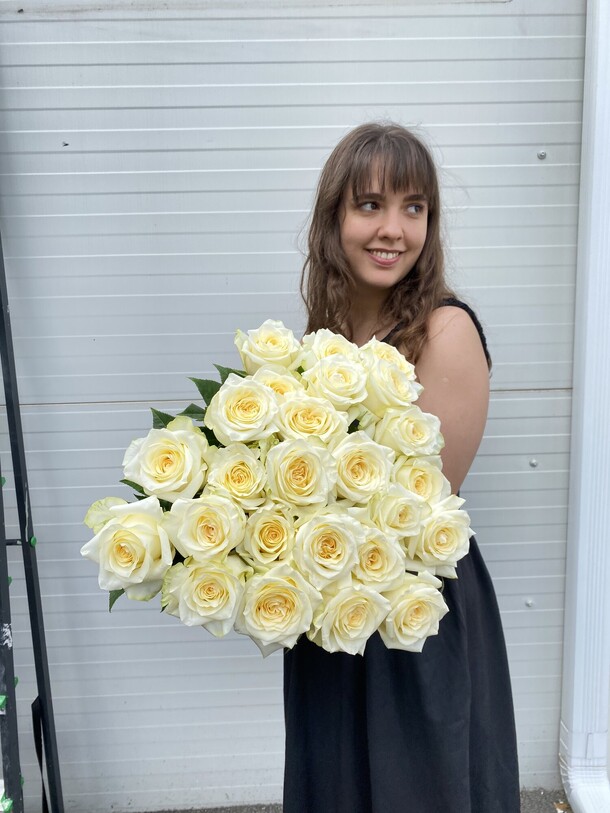 Букет из белых роз, артикул F1198055 - 12320 рублей, доставка по городу. Flawery - доставка цветов