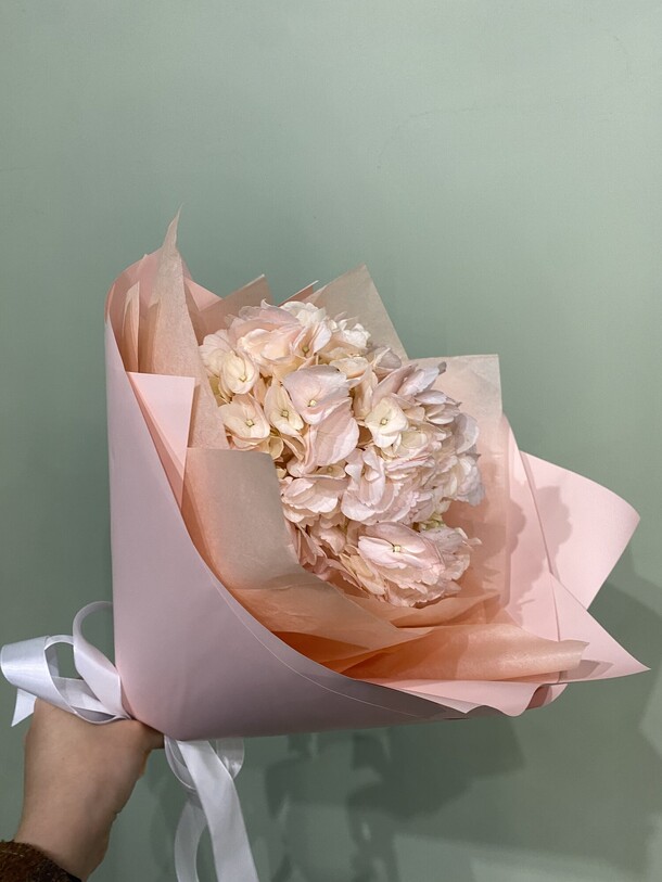 Букет с гортензией, артикул F1198083 - 2928 рублей, доставка по городу. Flawery - доставка цветов