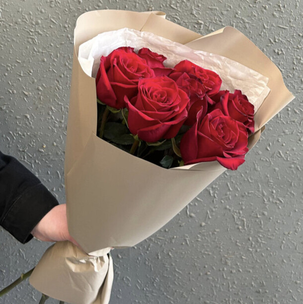 Букет из 7 красных роз, артикул F1198092 - 3661 рублей, доставка по городу. Flawery - доставка цветов