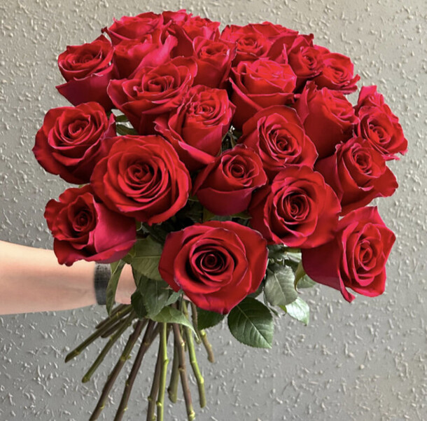 Букет из 25 роз красных, артикул F1198120 - 12320 рублей, доставка по городу. Flawery - доставка цветов