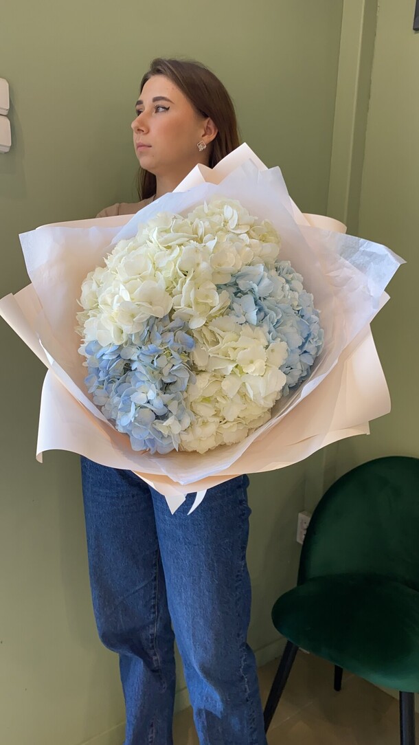 Букет с гортензией, артикул F1201144 - 5125 рублей, доставка по городу. Flawery - доставка цветов