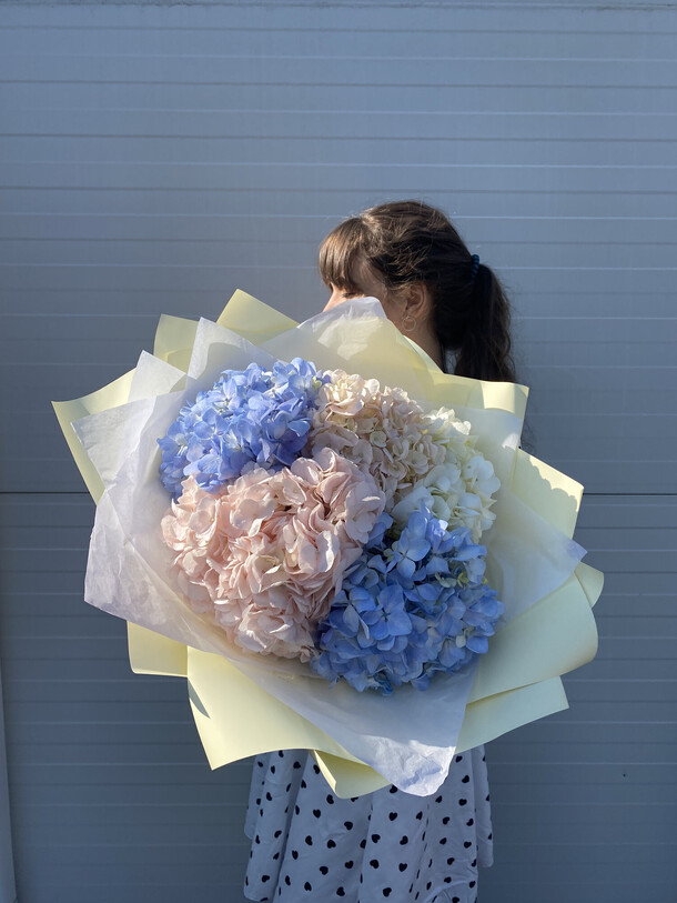 Букет с гортензией, артикул F1201150 - 5125 рублей, доставка по городу. Flawery - доставка цветов