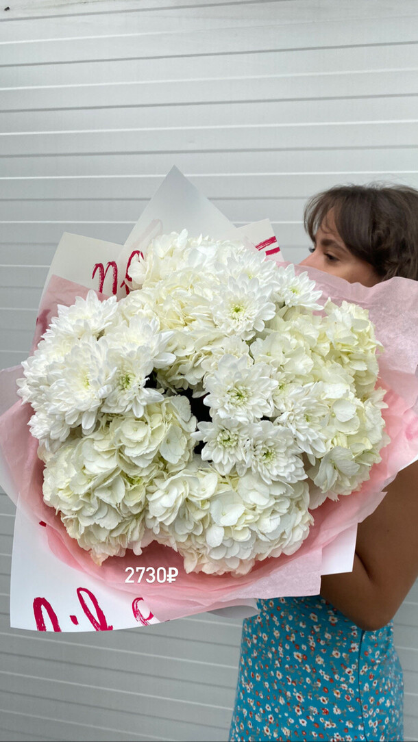 Букет с гортензией и хризантемой, артикул F1208345 - 7150 рублей, доставка по городу. Flawery - доставка цветов