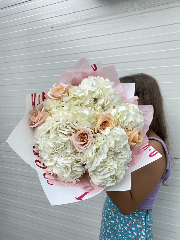 Букет с розой и гортензией, артикул F1208346 - 7150 рублей, доставка по городу. Flawery - доставка цветов