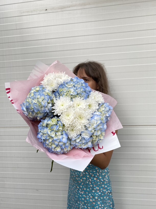 Букет с хризантемой и гортензией, артикул F1208349 - 7150 рублей, доставка по городу. Flawery - доставка цветов