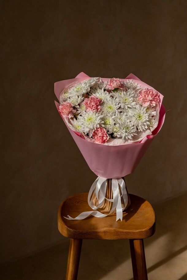 Букет с хризантемой и гвоздикой, артикул F1227083 - 5856 рублей, доставка по городу. Flawery - доставка цветов