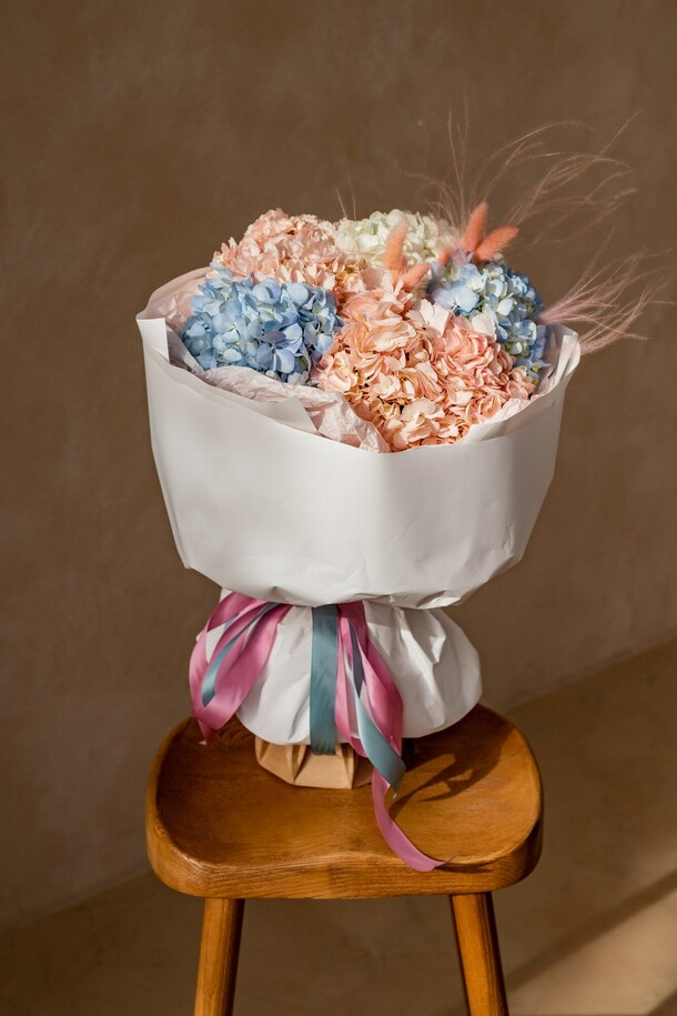 Букет с гортензией и ковылем, артикул F1227089 - 7321 рублей, доставка по городу. Flawery - доставка цветов