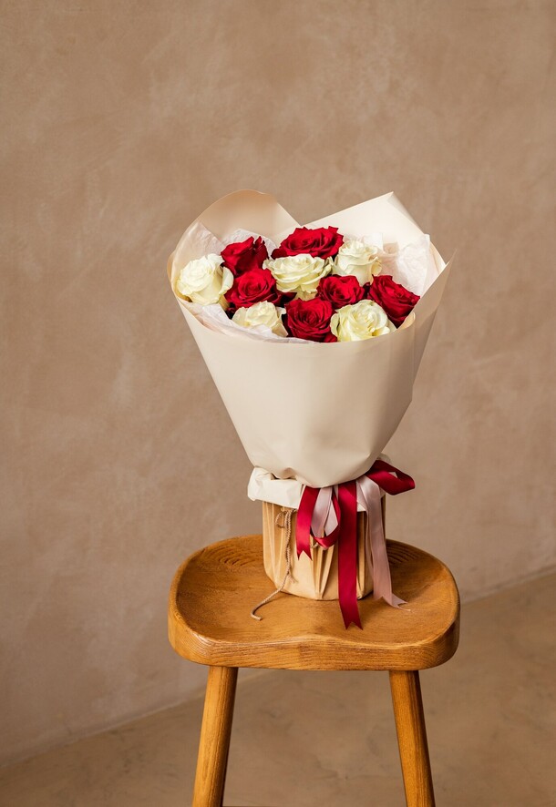 Букет с розами эквадор микс, артикул F1227090 - 5500 рублей, доставка по городу. Flawery - доставка цветов